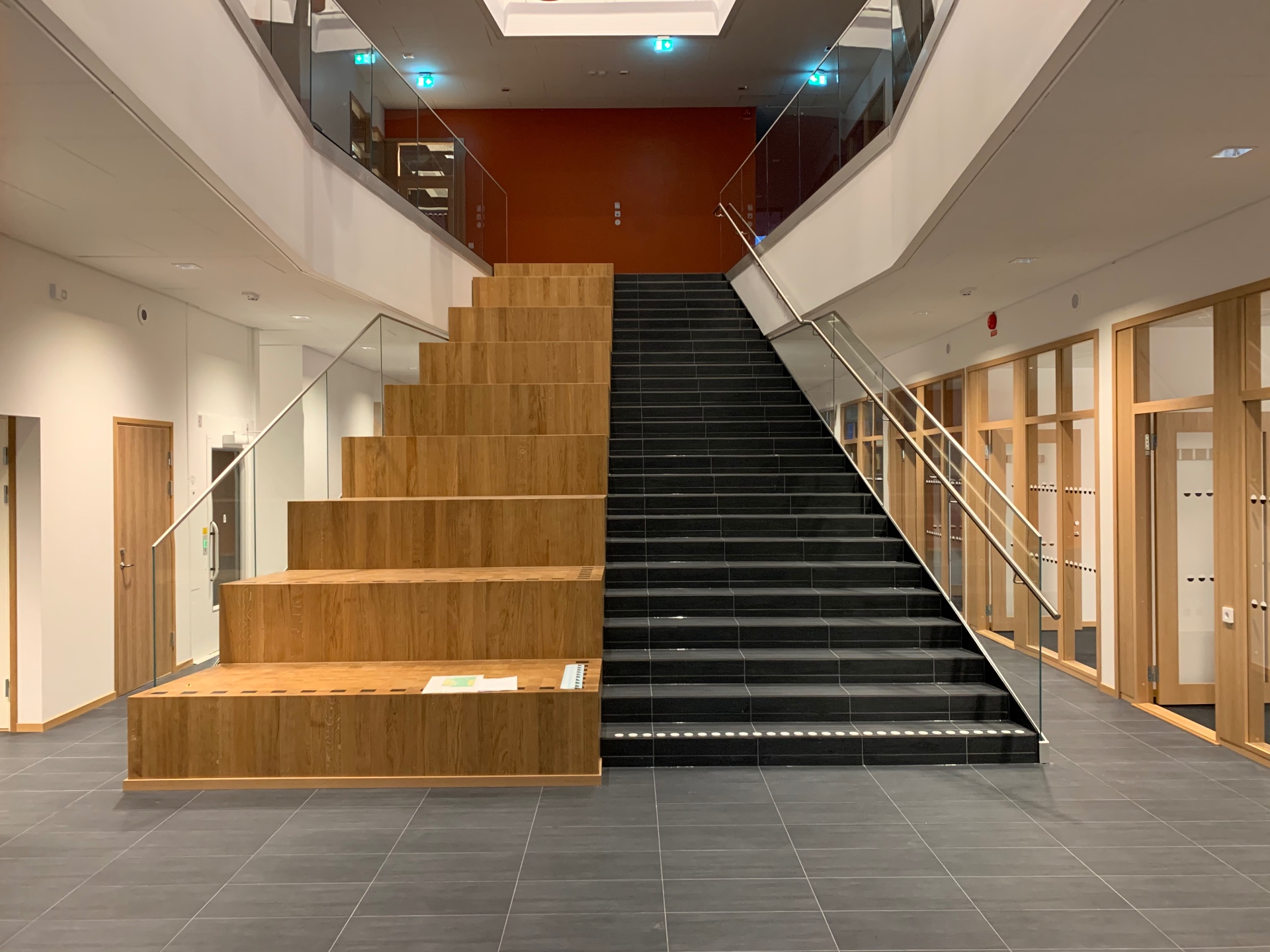 Trappa med glasräcke i samfällighet