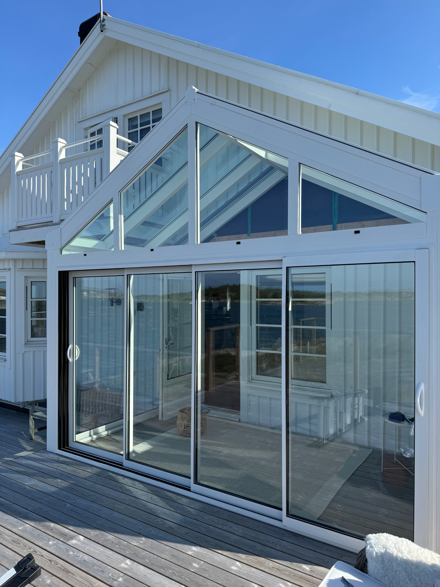 Infinity skjutparti i aluminium med smala profiler och isolerglas
