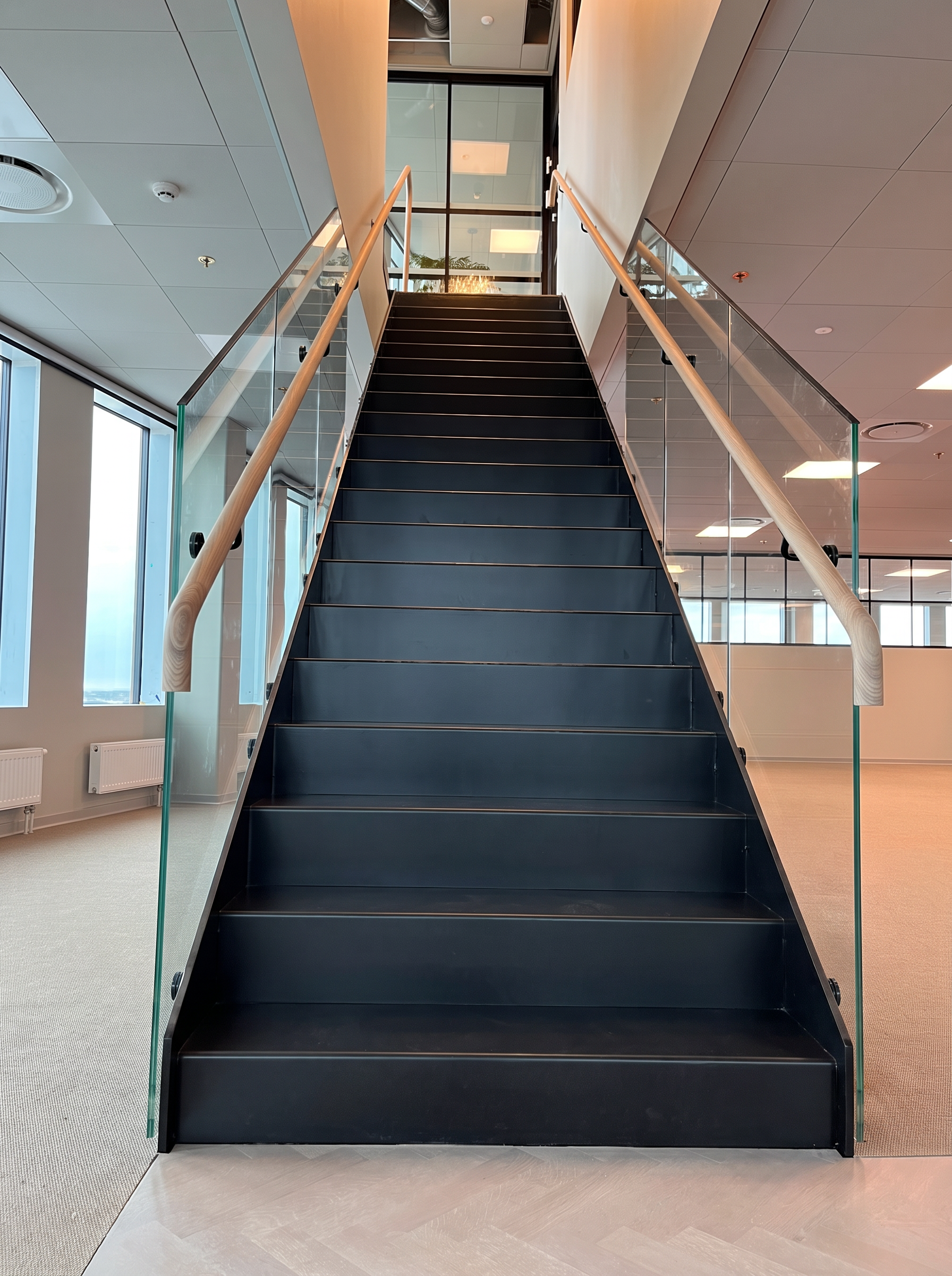 Glasräcke i kontorets trapphall