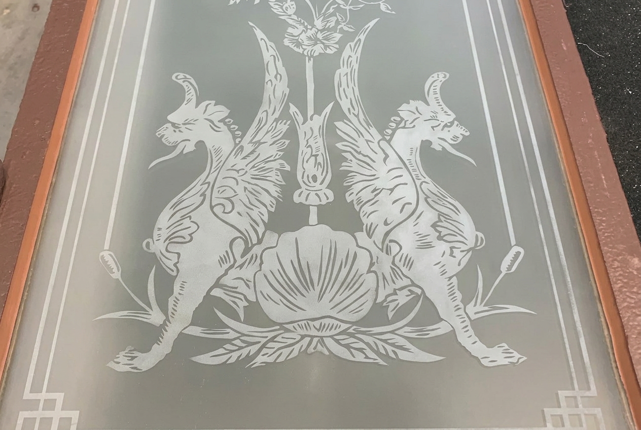 Etsat glas i brun träram